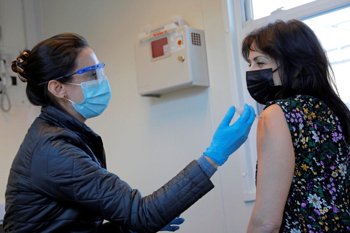 Nurse practitioner Sarah Gonzalez gives a dose of the CCP virus Moderna vaccine at a mass vaccination site at Brooklyn Army Terminal in New York City on Jan. 10, 2021. (Andrew Kelly/Reuters)