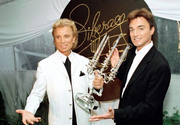 Illusionists Siegfried Fischbacher, left, and Roy Horn pose after receiving the second annual Liberace Legend Award at a gala benefit in Las Vegas, Nev., on May 17, 1995. (Lennox McLendon/AP Photo)