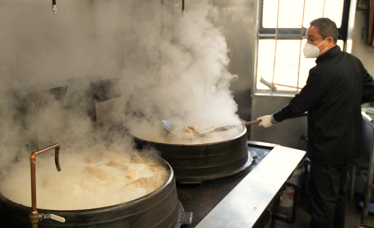 Giant pots of seolleongtang boiling away at Gammeok. (Courtesy of Gammeok)