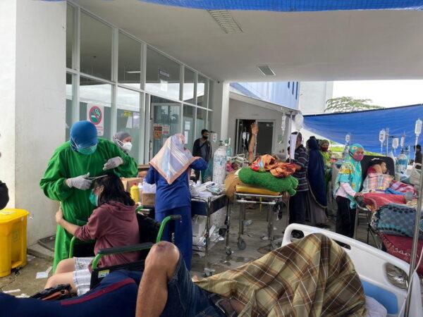 Injured people are seen outside an Emergency Room following an earthquake in Mamuju, West Sulawesi, Indonesia, on Jan. 15, 2020. (Palang Merah Indonesia/via Reuters)