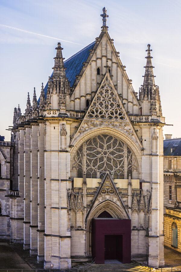 The distinctive narrow buttresses of Sainte-Chapelle take on the bulk of the weight-bearing so that the stained glass can stay upright. (Kiev.Victor/Shutterstock.com)