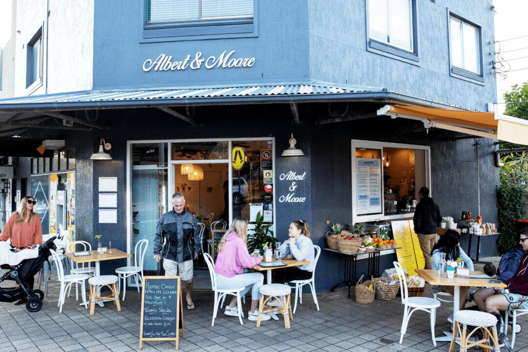 Premier Suggests Venues Could Ban Those Who Refuse CCP Virus Vaccine