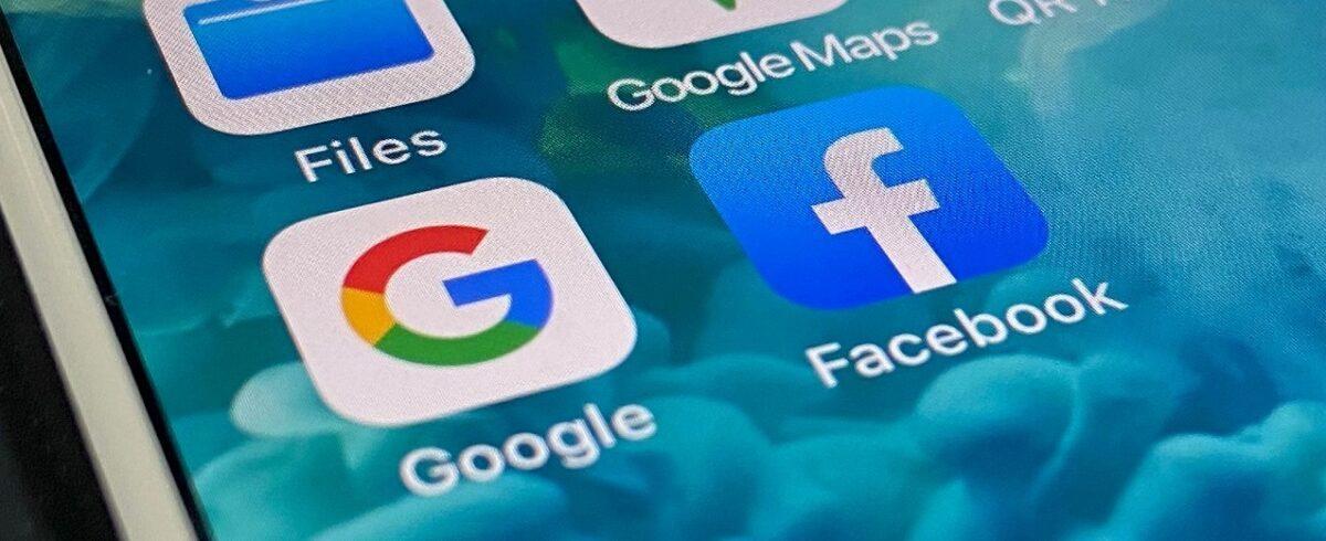 The logos of mobile apps Facebook and Google on a smartphone in Sydney, Australia, on Dec. 9, 2020 (The Epoch Times)
