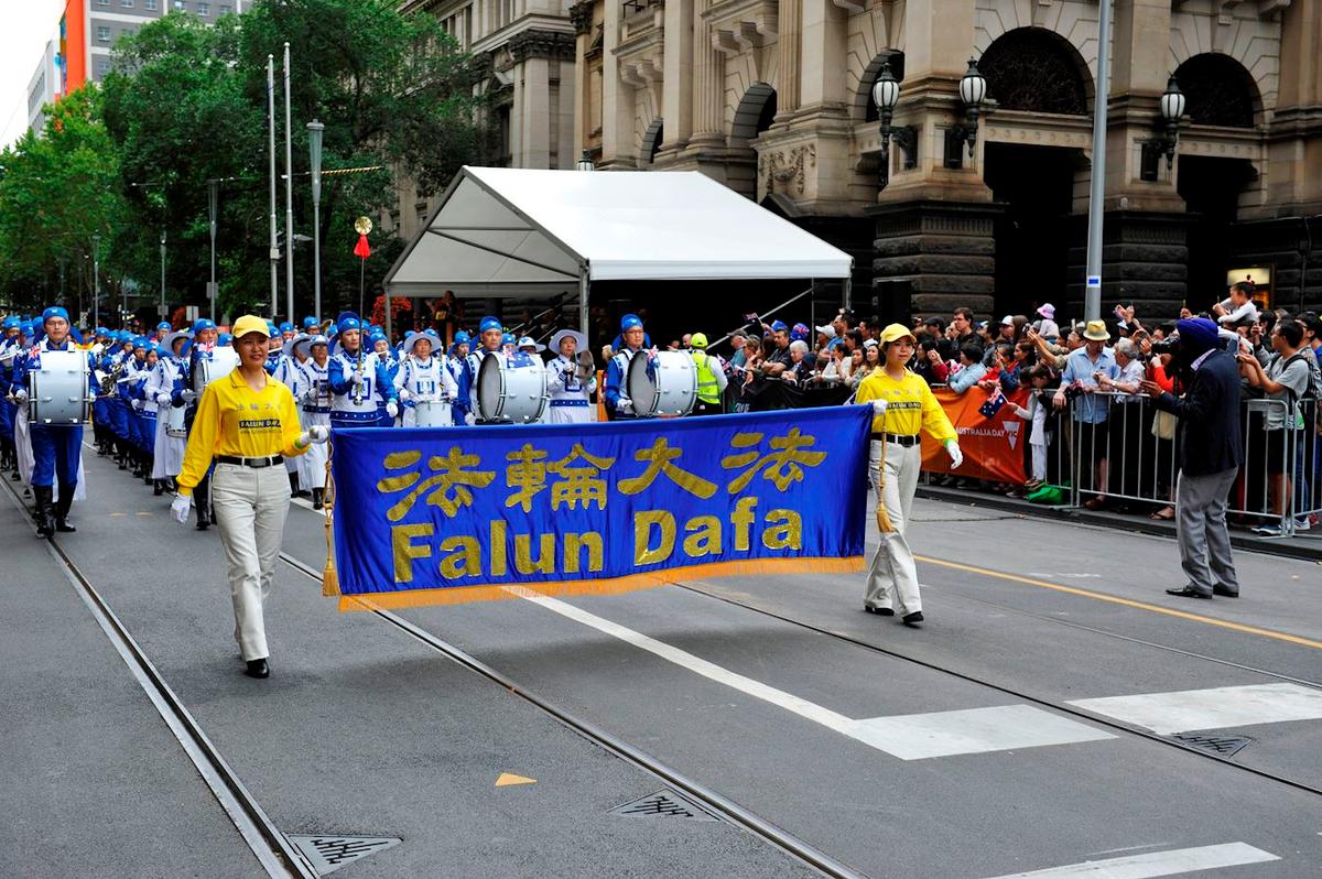 Angel participating in the Tian Guo (Divine Land) Marching Band in Australia to raise awareness about the goodness of the Falun Gong spiritual system and expose the unlawful persecution ongoing in China. (<a href="https://www.epochtimes.com/gb/17/1/26/n8748800.htm">Wang Yucheng</a>/The Epoch Times)