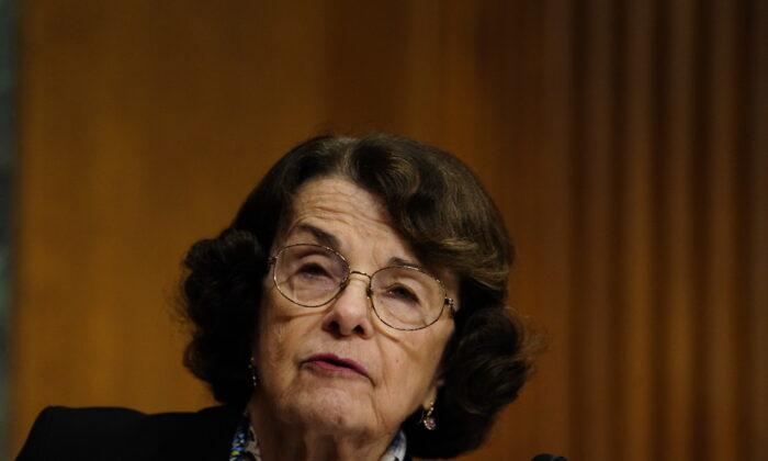 Sen. Feinstein Introduces Bill to Require Vaccine Proof or Tests for Domestic Air Travel
