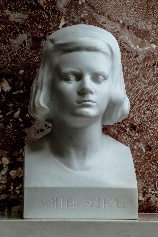 Bust of Sophie Scholl by Wolfgang Eckert. Walhalla Temple, in Donaustauf, Germany. (Figurator/CC BY-SA 4.0)