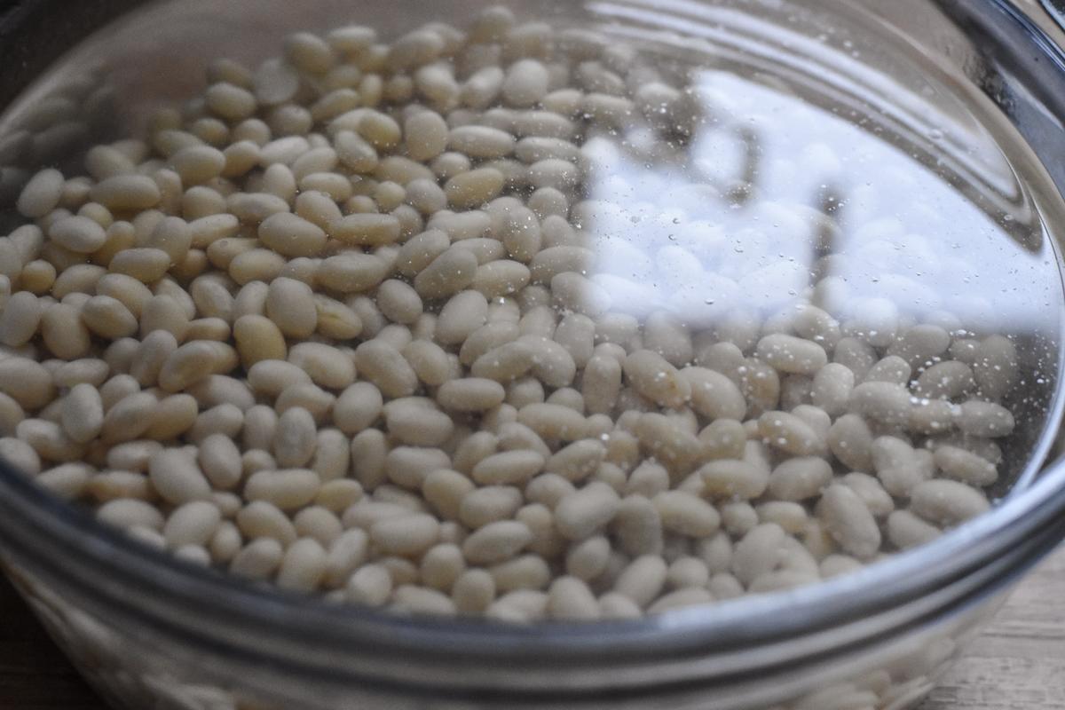 Soak the white beans overnight. (Audrey Le Goff)