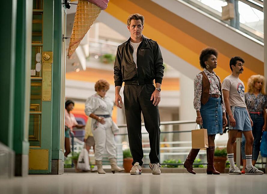 Steve Trevor (Chris Pine) is not sure what to make of a 1980s mall, in "Wonder Woman 1984." (Warner Bros.)