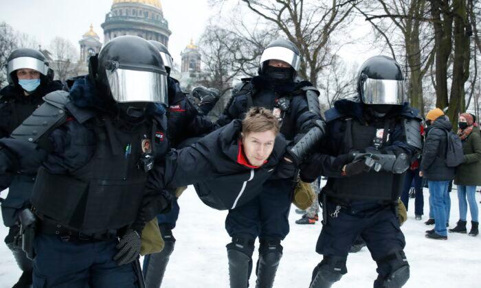 3,000 Arrested at Protests Demanding Navalny’s Release