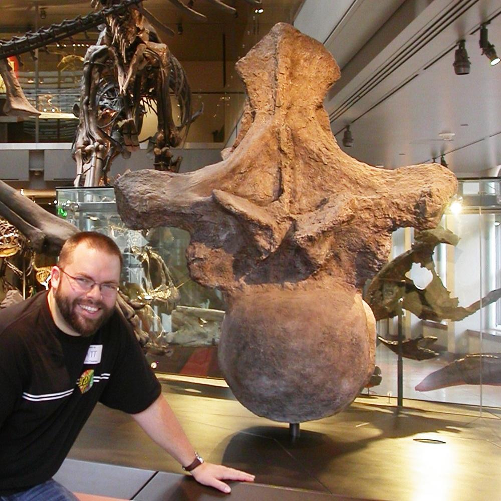 Matt Wedel of the Natural History Museum of Los Angeles County with an argentinosaurus dorsal vertebra cast (<a href="https://commons.wikimedia.org/wiki/File:Argentinosaurus_LACM.jpg">Matt J. Wedel</a>/CC BY 3.0)