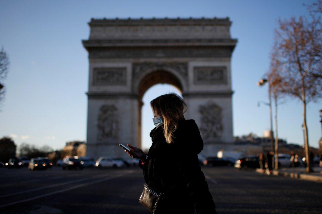 Police Fire Tear Gas at ‘Freedom Convoy’ Protesters in Paris
