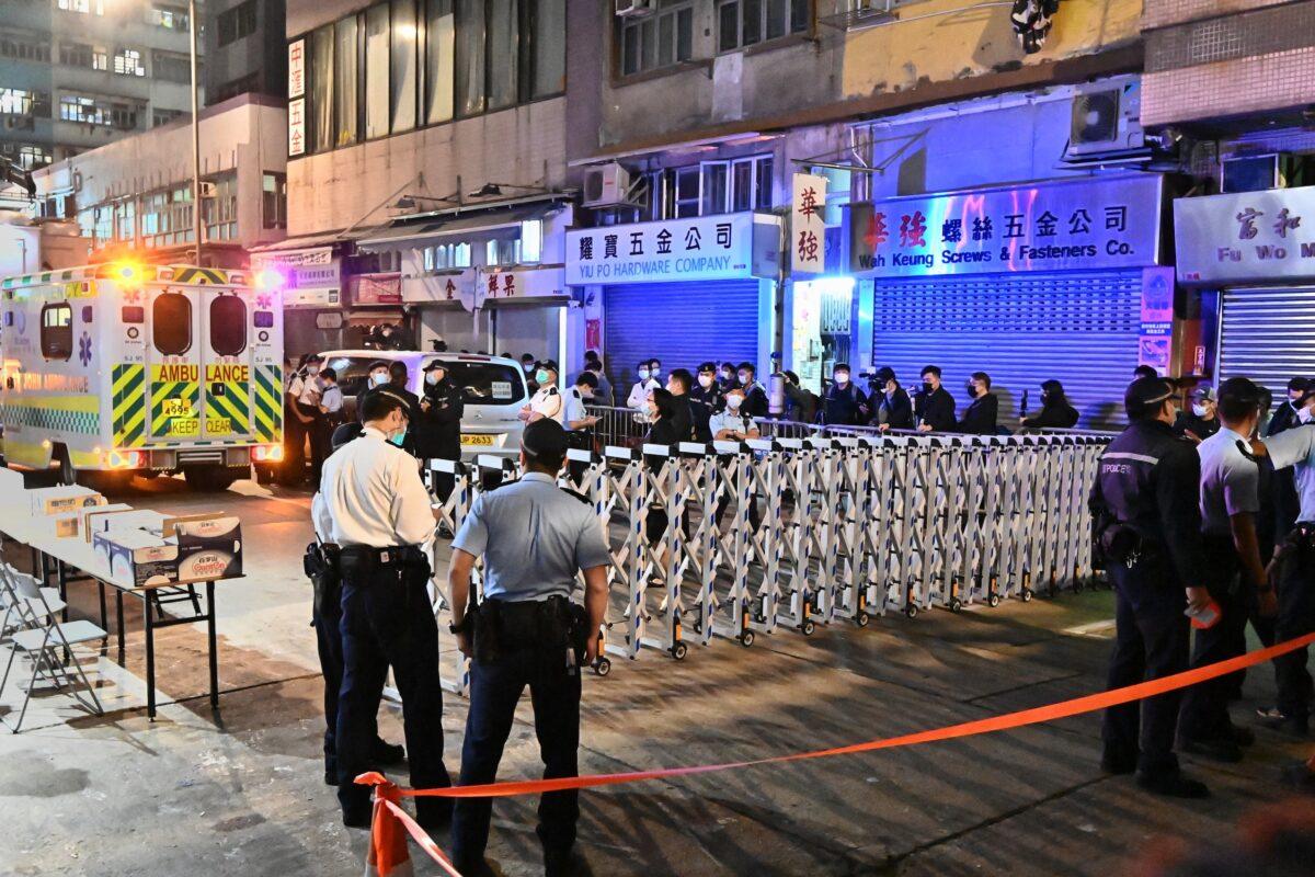 Police blocked the restricted area on Tung On Street, Kowloon, Hong Kong, on Jan. 26, 2021. (Sung Pi Lung/Epoch Times)
