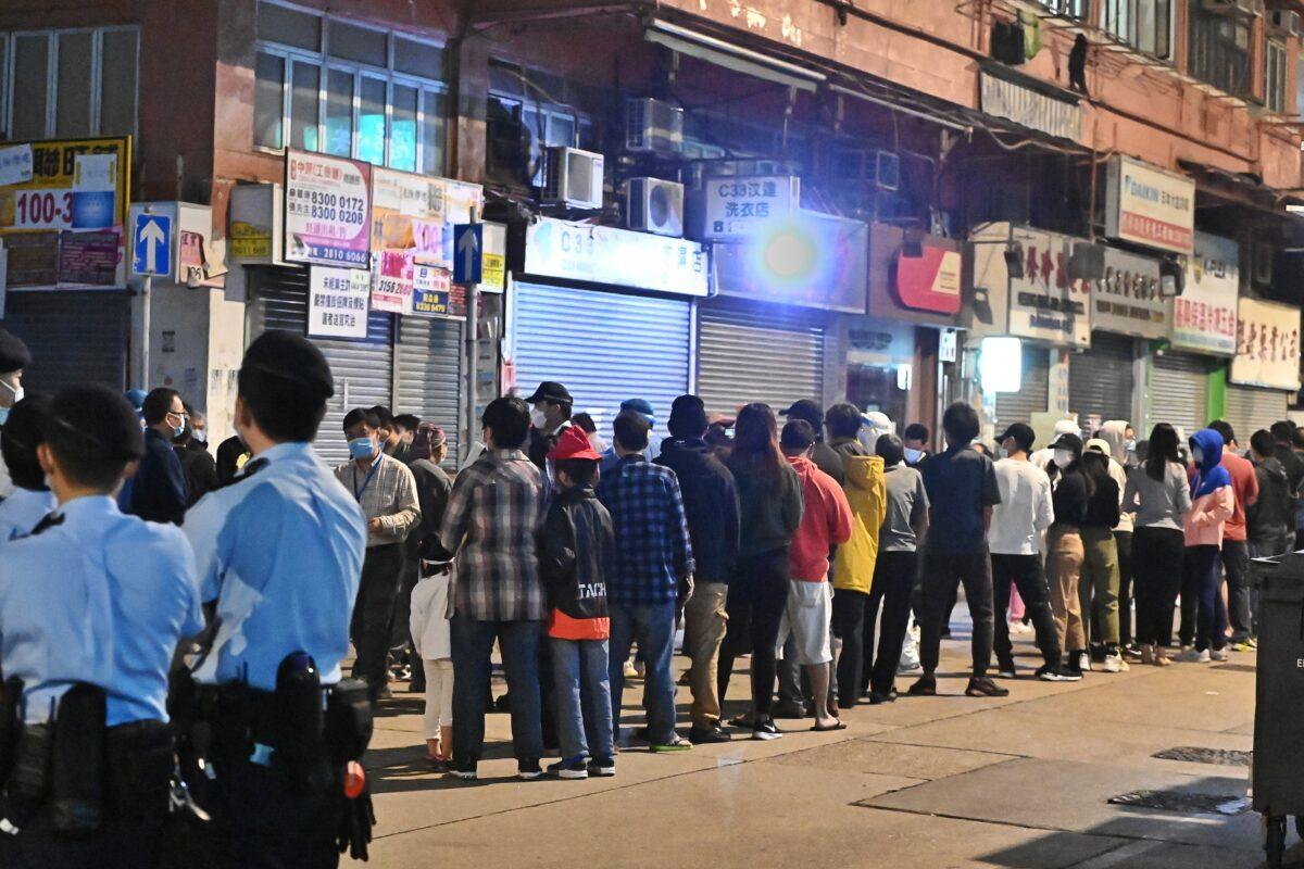 Hong Kong Yau Ma Tei residents lined up late at night on Jan. 26, 2021, to take COVID-19 tests. (Sung Pi Lung/Epoch Times)