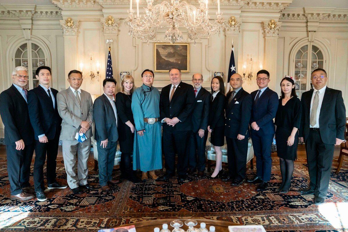 Se Hoon Kim (third from right) meets with former Secretary of State Mike Pompeo on Dec. 3, 2020, as a member of the Committee on Present Danger: China. (Courtesy of Xiaoxu Lin, a Falun Gong practitioner (fourth from right))