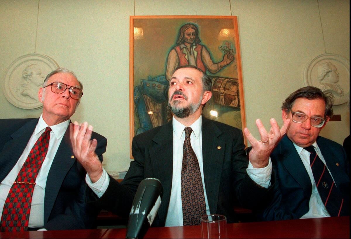 American Nobel Prize for chemistry laureate, Professor Mario J. Molina (C) of MIT, Cambridge, Mass., gestures during a press conference in Stockholm, Sweden, sharing the 1995 Nobel chemistry prize with American Professor F. Sherwood Rowland (L) of the University of California at Irvine, Calif., and Dutch Professor Paul J. Crutzen (R) of the Max-Planck-Institute for Chemistry, Mainz, Germany, on Dec. 7, 1995. (Martina Huber/AP photo)