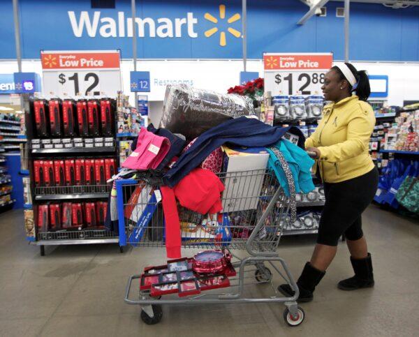 Tasha heads to checkout at a Walmart Store in Chicago, November 23, 2012. (John Gress/Reuters File Photo)