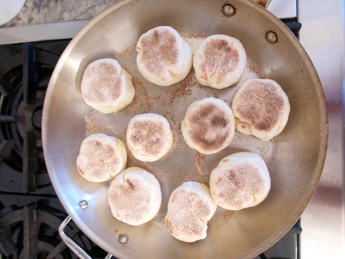 Cook the muffins until lightly brown on both sides. (Victoria de la Maza)