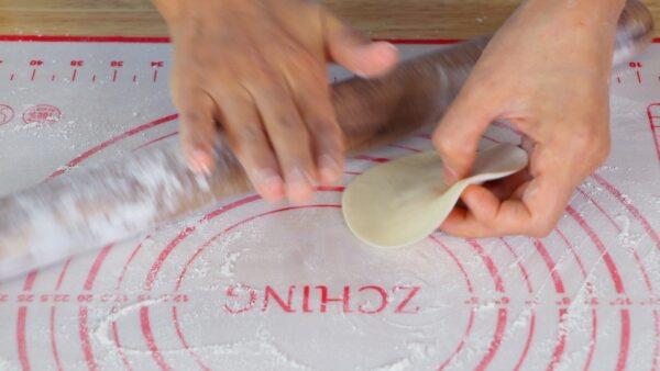 Method 1: Use one hand to hold and rotate the dough, and the other to use the rolling pin. (CiCi Li)