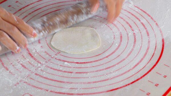 Method 2: Use a rolling pin to roll out the dough into an even circle. (CiCi Li)