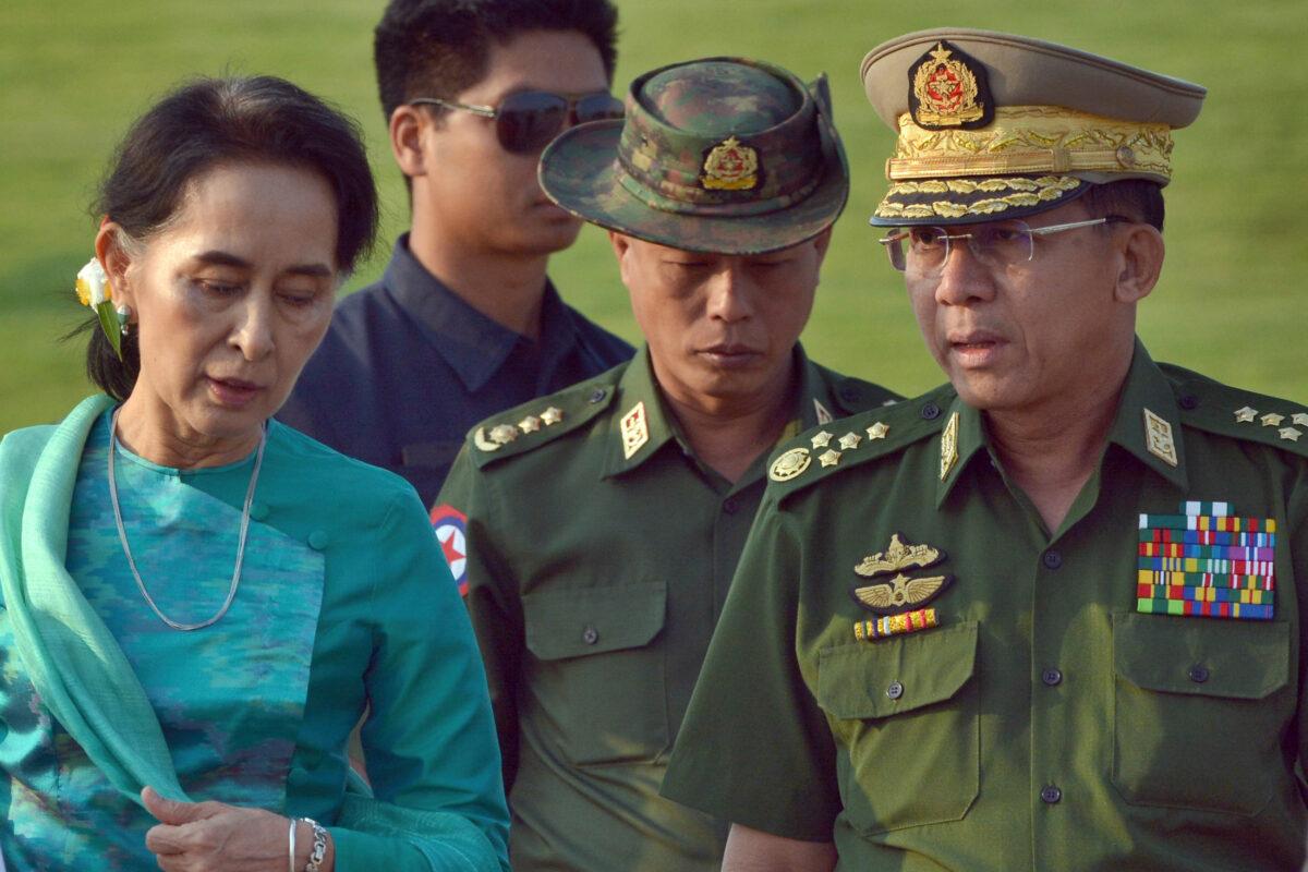 Aung San Suu Kyi (L)  Myanmar's foreign minister, walks with senior General Min Aung Hlaing, right, Myanmar military's commander-in-chief, in Naypyitaw, Burma, on May 6, 2016. (Aung Shine Oo/File/AP Photo)