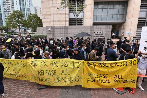  Yellow banners outside of the West Kowloon Magistrates’ Court in Hong Kong on March 1, 2021. (Sung Pi-lung/The Epoch Times)