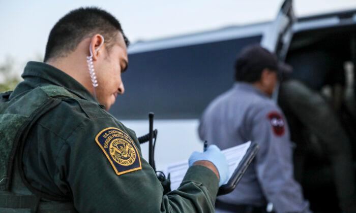 DHS to Hold Mass COVID-19 Vaccination Clinic for Border Patrol Agents in Texas: Gov. Abbott