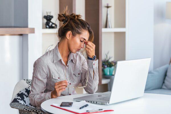 <span class="caption">Headaches are one negative effect people report after quitting sugar. </span>(Photoroyalty/Shutterstock)
