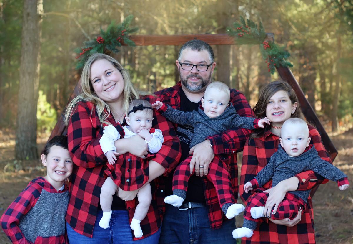 Kaylie and Brandon DeShane with their children, (L–R): Holden, the couple's adopted son, aged 6; Naveah, Brandon's daughter and Kaylie's stepdaughter, aged 12; 1-year-old triplets Rowan, Cian, and Declan. (Courtesy of Amy Mossow Photography via <a href="https://www.facebook.com/kaylie34/">Kaylie DeShane</a>)
