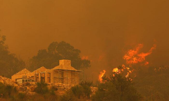 Residents Flee as Massive Perth Bushfire Spreads