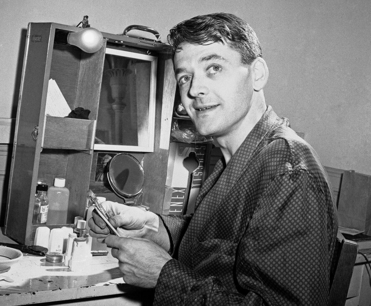 Actor Hal Holbrook, who plays Mark Twain in "Mark Twain Tonight!" appears in his dressing room in New York, on April 10, 1959. (Ruben Goldberg/AP Photo)
