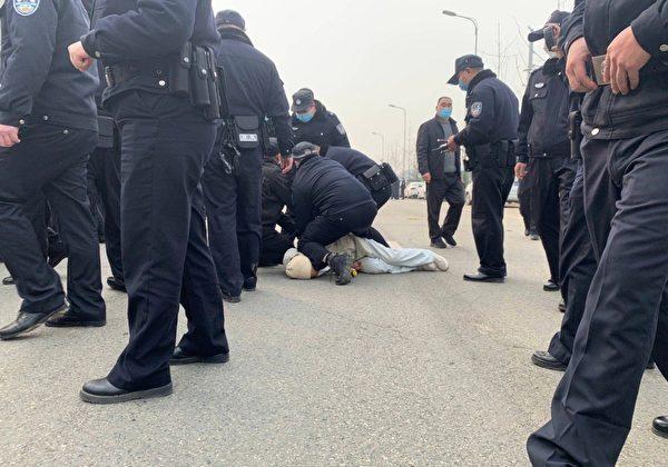 Chinese Police Beat City Residents Protesting Sewage Plant Project, Including Pregnant Woman