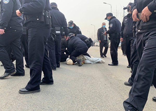 Chinese Police Beat City Residents Protesting Sewage Plant Project, Including Pregnant Woman