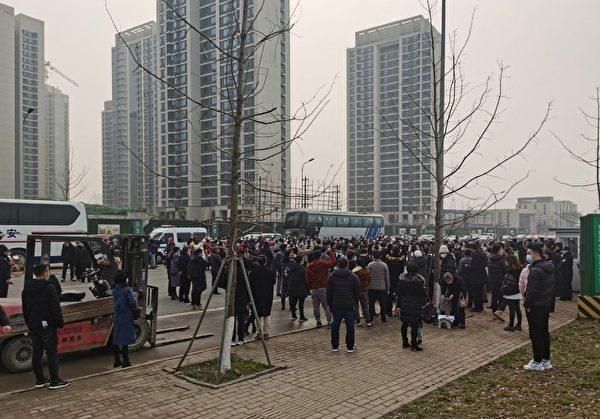 Residents of Yixin Lake protest against a controversial sewage plant under construction nearby their neighborhood, on Jan. 23. Provided by an insider to The Epoch Times.