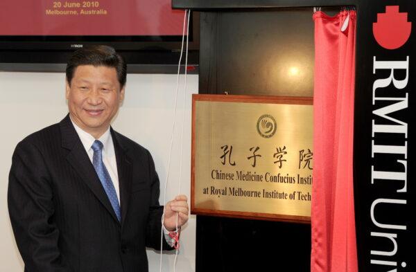  Chinese leader Xi Jinping unveils the plaque at the opening of Australia's first Chinese Medicine Confucius Institute at the RMIT University in Melbourne on June 20, 2010. (William West/AFP via Getty Images)