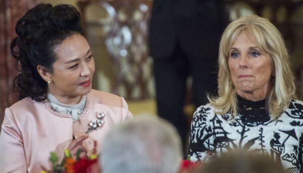 Chinese first lady Peng Liyuan (L) and Dr. Jill Biden (R) speak during a State luncheon in the Benjamin Franklin room at the Department of State in Washington, DC on Sept. 25, 2015. (PAUL J. RICHARDS/AFP via Getty Images)