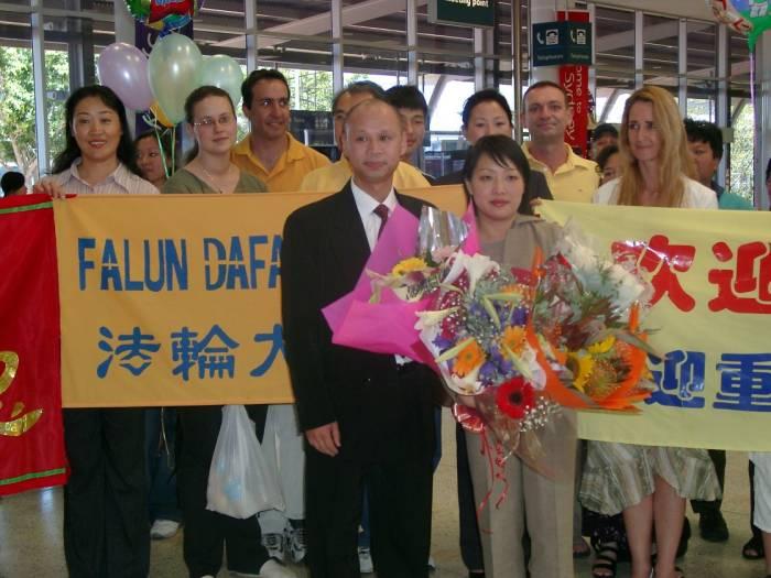 Ying Li and Grant Lee pose for a photo with other Falun Gong practitioners after arriving at the Sydney international airport on Nov. 29, 2003. (<a href="https://en.minghui.org/">Minghui.org</a>)