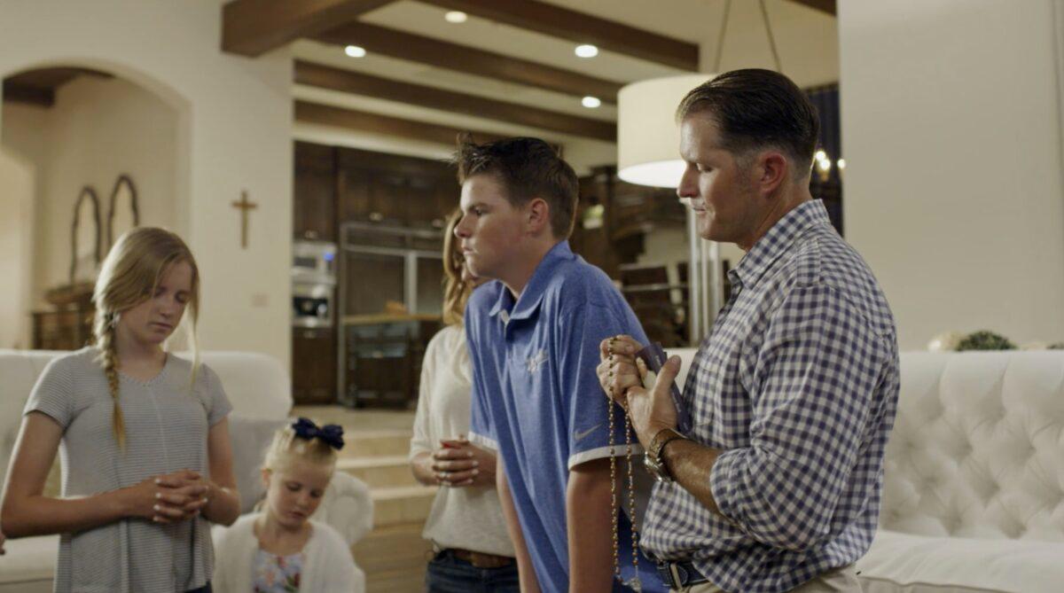 Former professional baseball player Mike Sweeney (far right) with his family, in prayer, in “Pray: The Story of Patrick Peyton.” (Family Theater Productions/ArtAffects Entertainment)