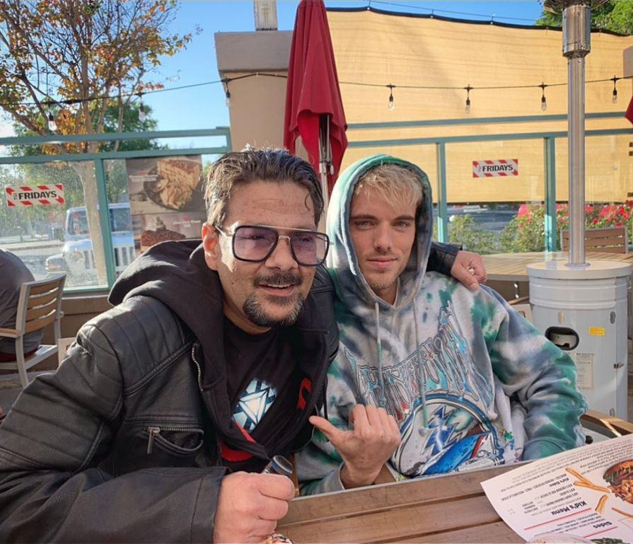 Shaun Weiss (L) and Drew Gallagher sitting together outside TGI Friday's in Los Angeles, from Gallagher's Instagram post on Jan. 27, 2020. (Courtesy of <a href="https://www.instagram.com/drew.gallagher/">Drew Gallagher</a>)