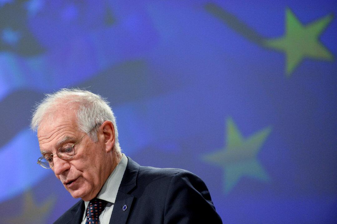 EU Expels Three Russian Diplomats, Defends Envoy’s Moscow Trip