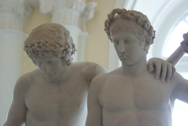 “Castor and Pollux,” a copy of an antique statue by Joseph Nollekens. Victoria and Albert Museum. (Public Domain)