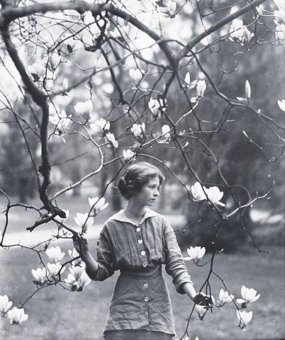 Poet Edna St. Vincent Millay, pictured here in 1914. (Public domain)