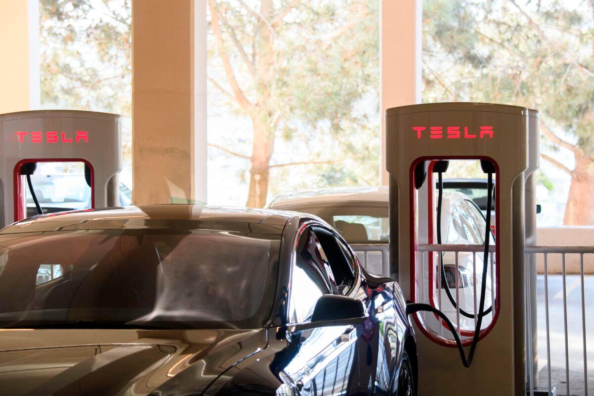 A Tesla Inc. electric vehicle charges at a supercharger station in Redondo Beach, Calif., on Jan. 4, 2021. (Patrick T. Fallon/AFP via Getty Images)