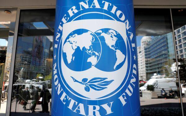 The International Monetary Fund logo is seen outside the headquarters building during the IMF/World Bank spring meeting in Washington, on April 20, 2018. (Yuri Gripas/Reuters)
