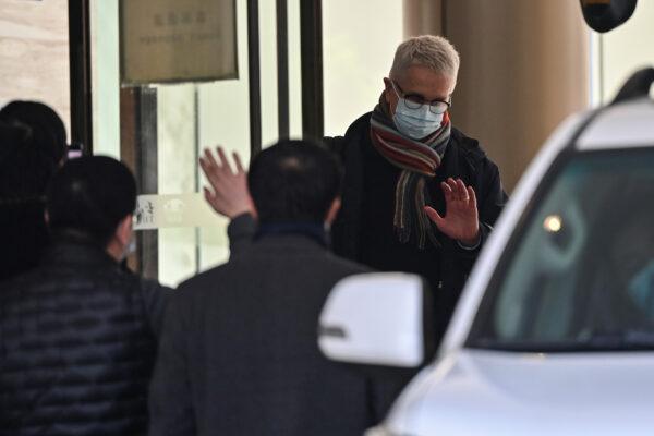 Dominic Dwyer waves while leaving The Jade Hotel after completing quarantine in Wuhan, Chinas central Hubei province on Jan. 28, 2021. (Hector Retamal / AFP via Getty Images)