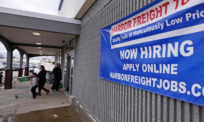 US Jobless Claims Fall Slightly to 793,000 With Layoffs High