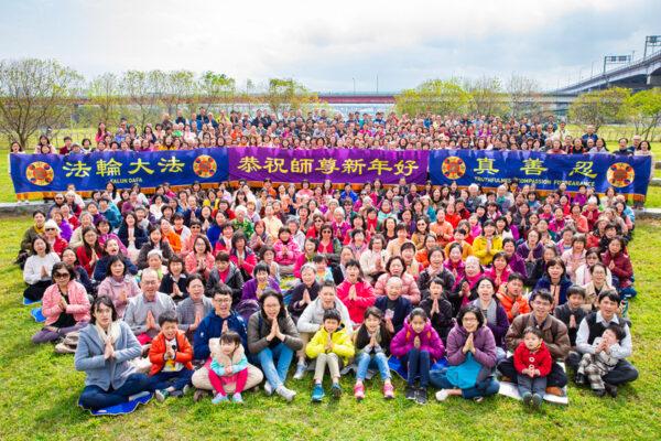 About 450 adherents of Falun Gong adherents pose for a group photo to wish Mr. Li Hongzhi, founder of Falun Gong, a happy Lunar Chinese New Year, in Taipei, Taiwan, on Jan. 24, 2021. (Chen Po-chou/The Epoch Times)