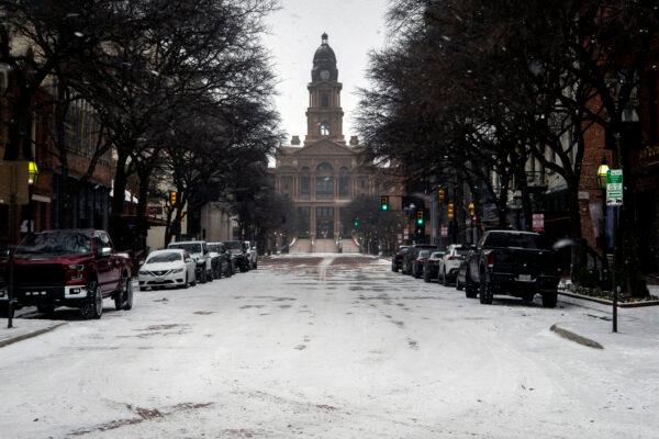 Snow along Main Street near the Tarrant County Courthouse in Fort Worth, Texas, on Feb. 14, 2021. (Yffy Yassifor/Star-Telegram via AP)
