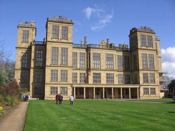 Hardwick Hall in Derbyshire is one of the few surviving Elizabethan prodigy homes, country homes that were built to show wealth and great architectural design. (Chachu207/CC-BY-SA-2.5)