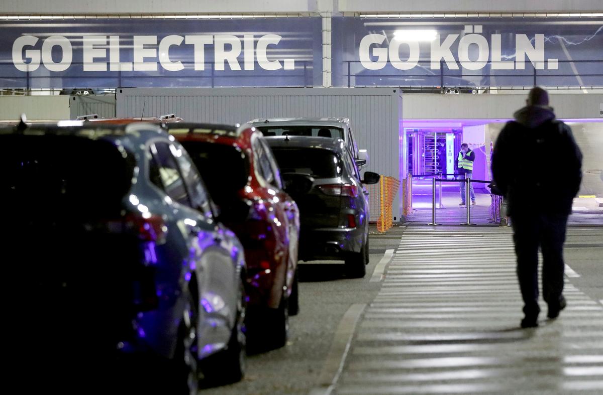 Most Americans Remain On Sidelines Regarding Electric Cars