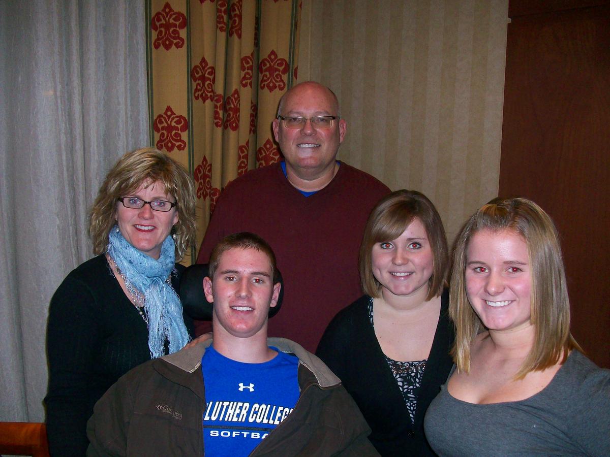 Chris Norton with his parents and sisters. (Courtesy of <a href="https://www.facebook.com/chrisanorton16">Chris Norton</a>)